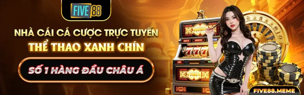 Cầu thủ bóng đá đang thi đấu trên sân